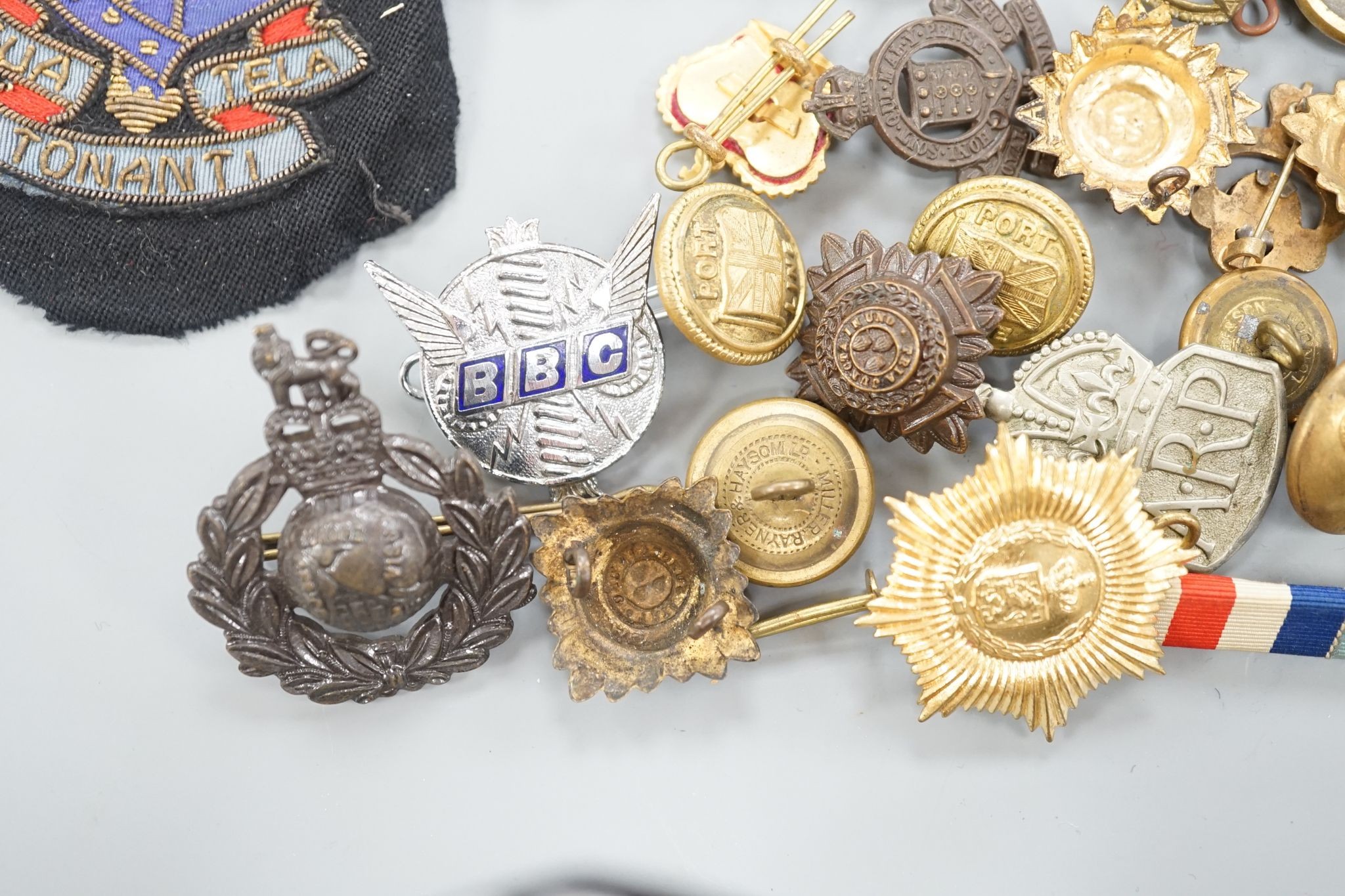 A quantity of cap badges, buttons and badges